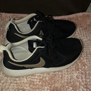 Nike Roshe Run Sneakers